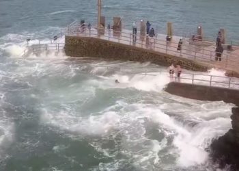 파도 휩쓸려 바다 빠진 소녀 구사일생(영상)