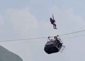 274m 상공 외줄 매달린 곤돌라 공포의 12시간(영상)