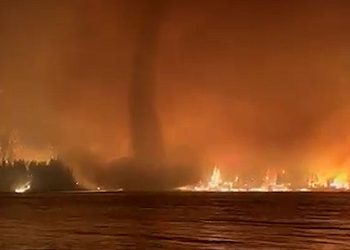 캐나다 ‘불 토네이도’…산불 거대한 소용돌이(영상)