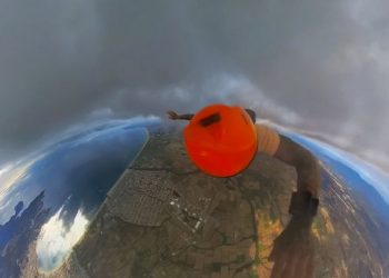 구름 뚫고 자유낙하…4500m 상공 아찔한 활강(영상)