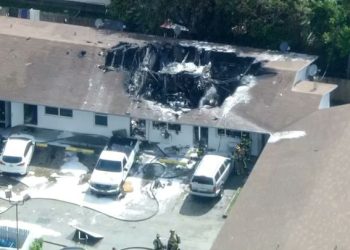 구조헬기 추락 주택 덮쳐…소방대장 등 참변(영상)