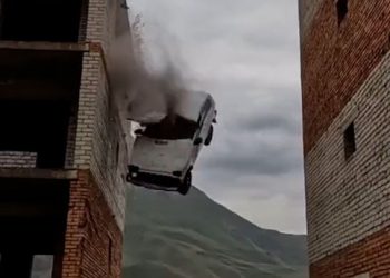 자동차 몰고 건물 점핑…러 스턴트맨 15m 추락(영상)