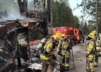 초콜릿 20톤 실은 트럭, 프리웨이서 화재..핫코코아?