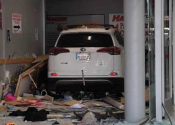 도요타 딜러서 차량 돌진 사고… SUV 차량 깔린 여성 사망