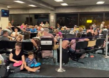 “지옥 같았다” 관광객 수천명 탈출 항공편 속속 LA도착(영상)