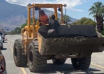 진흙 더미 갇힌 코첼라 주민 수십여명 중장비 동원 구조(영상)