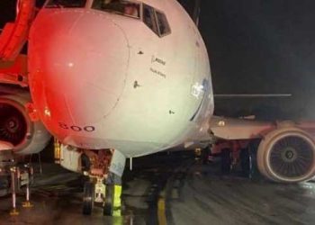 알래스카 항공 바퀴 없이 비상착륙