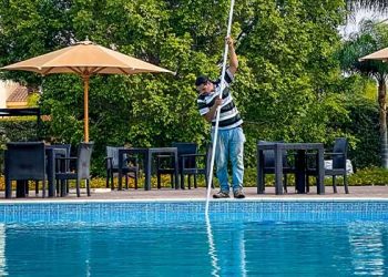 “바쁘다 바뻐” 힐러리 지난 뒤 수영장 청소 업체들 일손부족