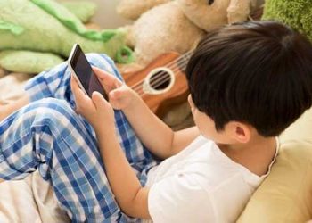 ‘동영상’ 즐겨보는 영유아들…”김치 덜 먹고, 과자 찾는다”