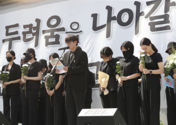 ‘보호받고 싶다’ 검은 상복 교사 20만명 집결