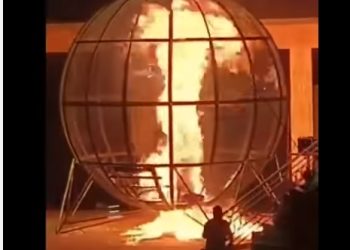 오토바이 스턴트 중 불…테마파크 아수라장