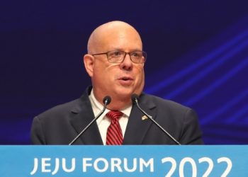 래리 호건 대선출마 가능성 시사…”문 닫은 것 아냐”