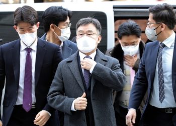 ‘김만배 허위인터뷰’ 前언론노조위원장 압수수색…”억대 금품 정황”