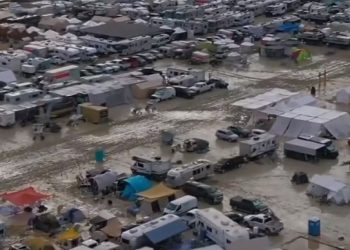 진흙탕 홍수 버닝맨 축제 마쳐…귀가 행렬 수 마일(영상)