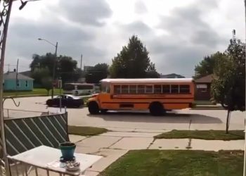 스쿨버스 의문의 충돌사고…신호무시 직진전복(영상)