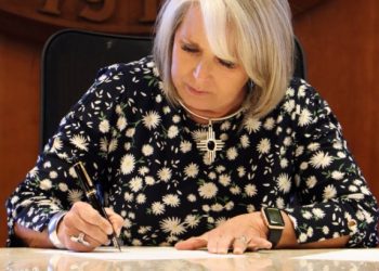 뉴멕시코 주지사, 공공장소 무기소지 긴급 금지령