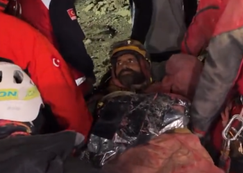 지하 1천미터 동굴 고립 미국 탐험가 극적 구출(영상)