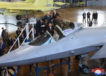 김정은, 러 태평양함대 사령부 방문…쇼이구 국방 동행