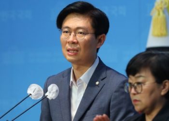 국민의힘, 시대전환에 합당제안…조정훈 “민주, 87년에 멈춰”