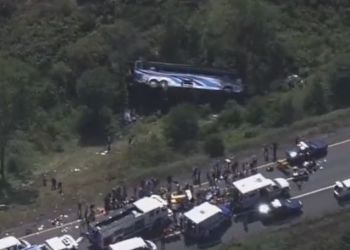 고교 밴드 버스 전복.. 2명 죽고 50여명 부상(영상)