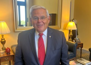 “자택 거액현금, 금덩어리 압수” 민주실세 상원의원 부패 기소