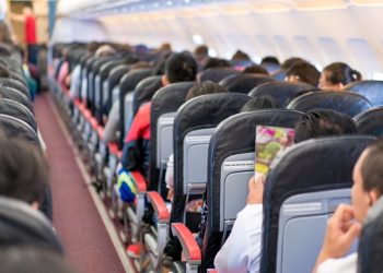 개 방귀 고통 호소, 1400달러 티켓값 환불