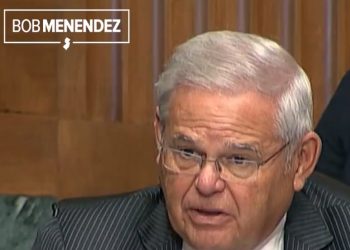 “집안 현금은 비상금” ‘부패 혐의’ 메넨데스 사퇴 거부