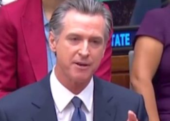 뉴섬 주지사 거부권…”양육권 재판시 부모의 자녀 성정체성 인정여부 고려”법안 제동