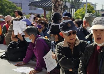 시니어센터 수강신청 어르신 학생들 새벽부터 ‘장사진’