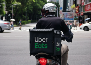 뉴욕 음식배달 노동자 최저임금 18달러 결국 시행…업체들 가처분 기각