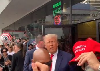 트럼프, LA 웨스트우드 아이스크림 가게 깜짝 방문(영상)