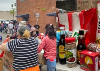 한인회, 추석맞이 식료품 선물보따리…새벽부터 수백명 장사진