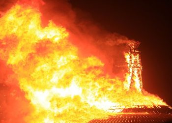 네바다주 ‘버닝맨’축제 악천후와 홍수로 중단