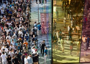 [아이폰15 첫날] 전세계 애플매장 구름인파 ‘북새통’…17시간 밤샘대기(영상)