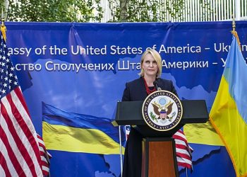 서방,  “선거 취소한 젤렌스키, 민주화 입증하라” 압박