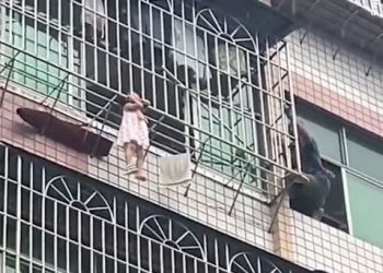 5층 대롱대롱 메달린 아이, 이웃들이 구조(영상)