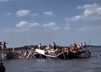 위스콘신대 큰일 날 뻔..호수 위 다리 무너져(영상)