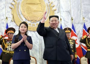 북, 정권수립일 9.9절 기념 열병식…김정은, 딸 주애와 참석