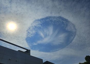 하늘에 구멍이 났나? UFO가 지나갔나