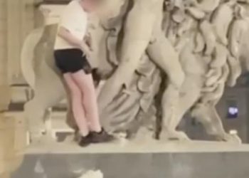 동상 올라가 팔 부러뜨린 관광객 체포(영상)