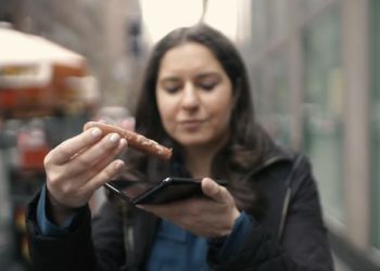 갤럭시폴드에 소시지 조롱한 WSJ기자, 아이폰 15에는?