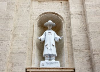 바티칸에 갓 쓴 김대건 신부 성상…아시아인 최초 “그리스도교 증인”