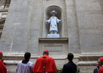 바티칸에 갓 쓴 김대건 신부 성상…아시아인 최초 “그리스도교 증인”