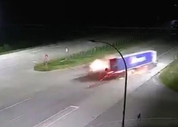 트럭 깔리고 폭발 화재에도 운전자 멀쩡(영상)