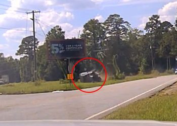 도주차량 전신주 쾅, 경관 아슬아슬 비켜가(영상)