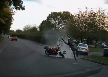 [이런일도] 차 박고 날아갔는데…오토바이 운전자 멀쩡