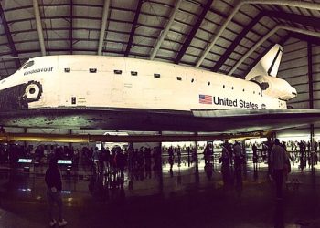 LA 사이언스 센터,  엔데버호 수직으로 세운다