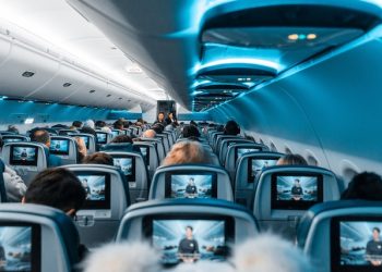 화장실 독차지·끝없는 수다…불쾌한 기내경험 1위는?