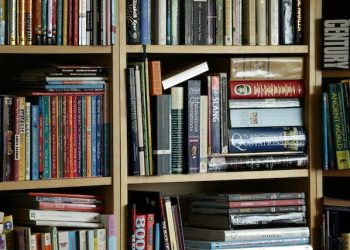 “도서관서 ‘위험 서적’ 없애라” 보수파 요구 급증