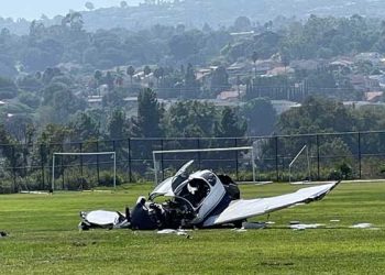 LA 윌밍턴 축구장 경비행기 추락…2명 중태위독(영상)